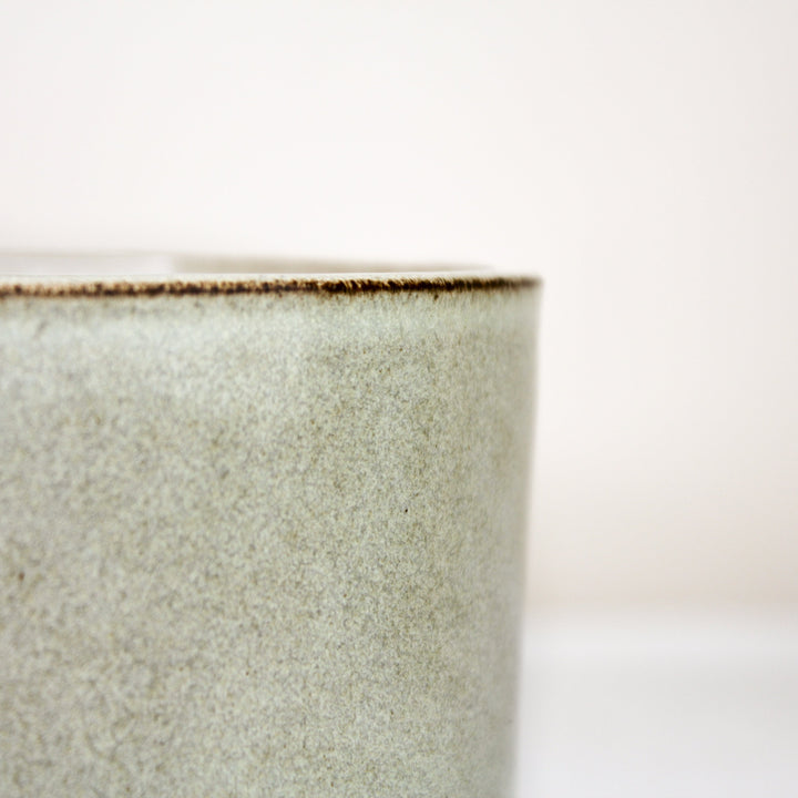 Übertopf Calma – Stone Whisper | Premium Shine Glaze Foliage Dreams